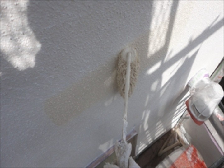 外壁塗装工事（中塗り）