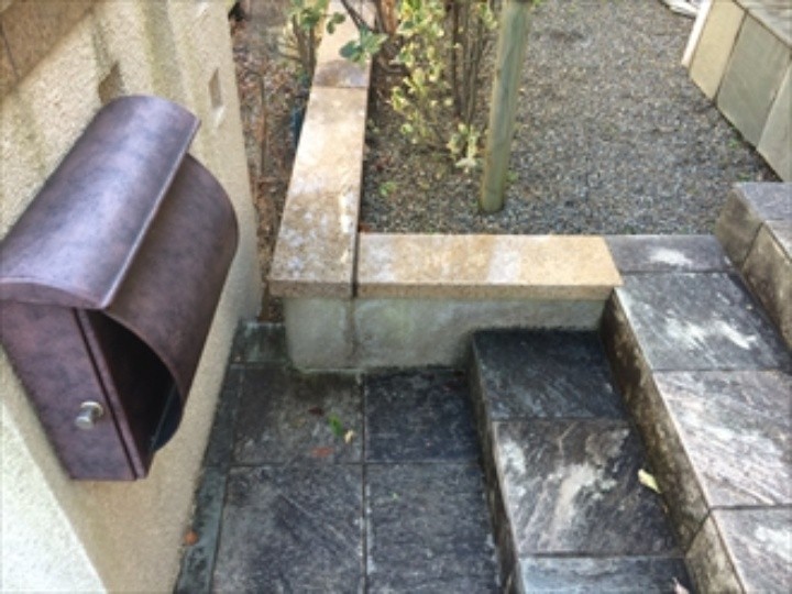 塀や床に汚れが目立つ状態