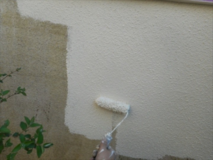 IPヨウヘキコートで擁壁塗装（中塗り）