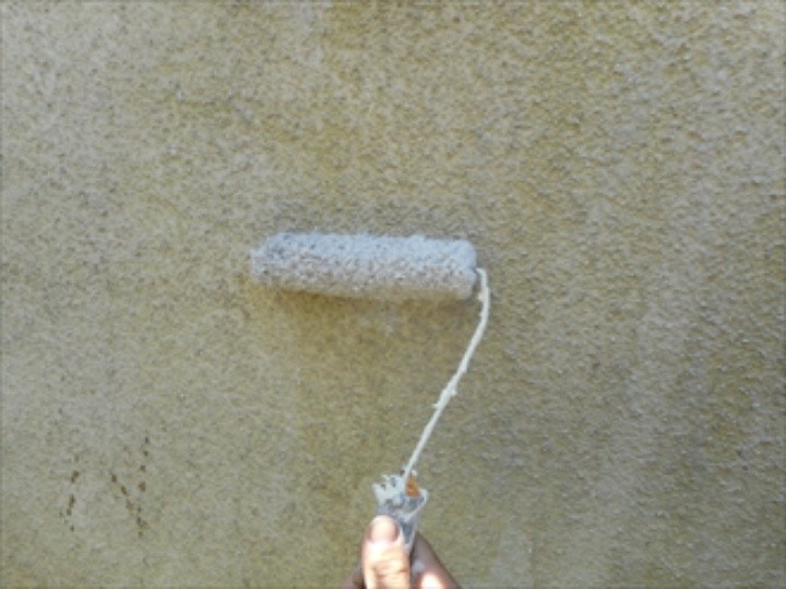 擁壁塗装工事（下塗り）