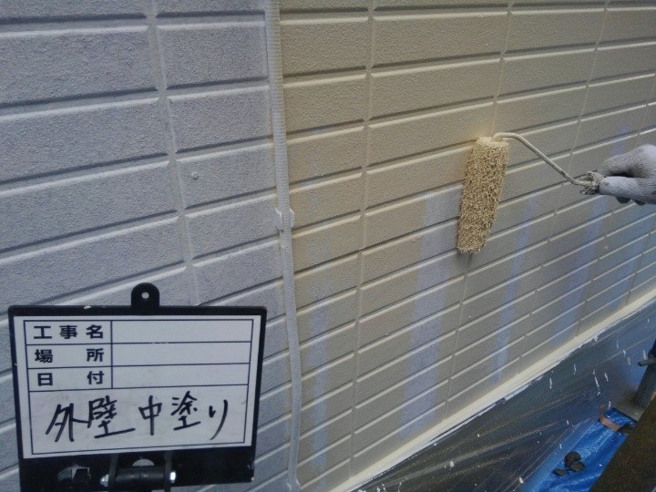 パーフェクトトップを用いた外壁塗装工事（中塗り）