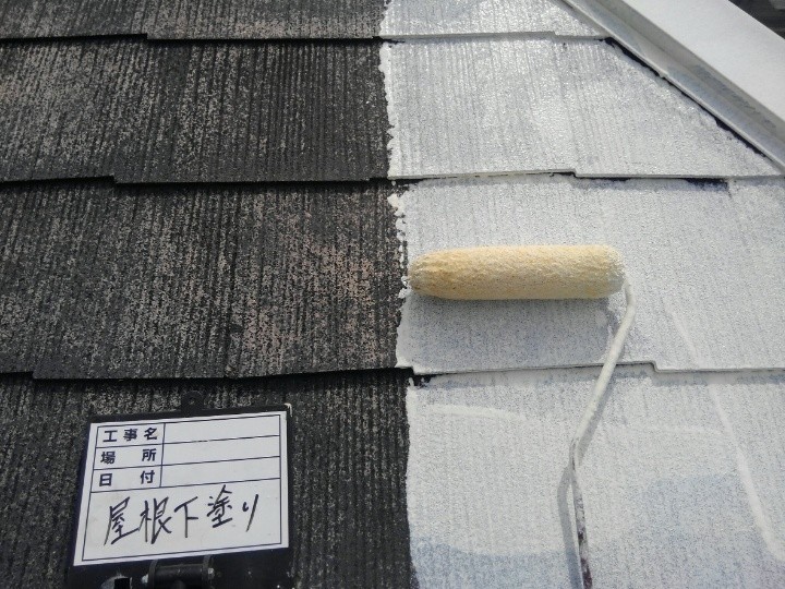 屋根塗装工事（下塗り）