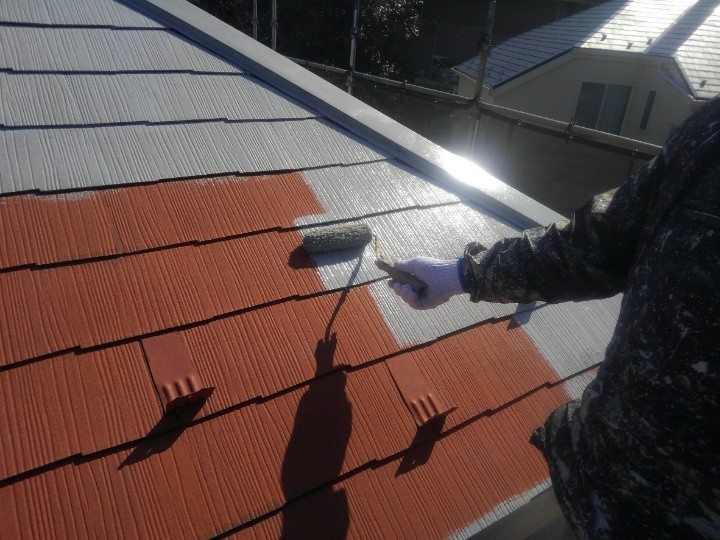 屋根の下塗り作業