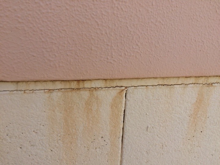 コーキングに生じた隙間へ雨水が入り込み溜まってしまった状況