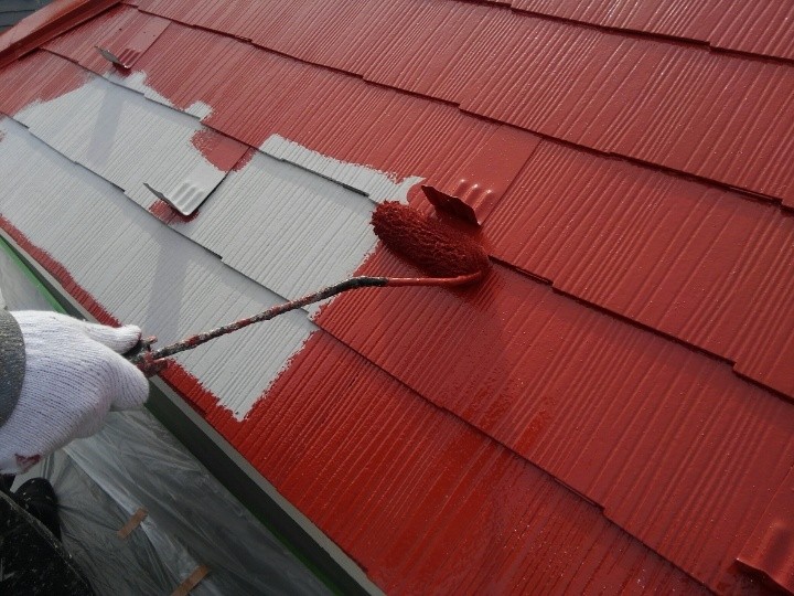 ファインパーフェクトベストを採用した屋根の「中塗り」作業