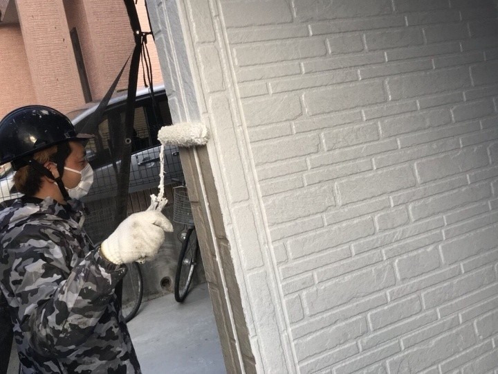 外壁の「下塗り」作業