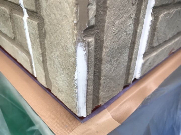 窯業系サイディングのコーナーにコーキング処理する作業風景