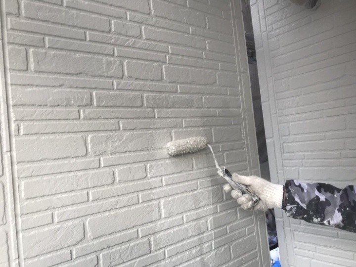 パーフェクトトップを使用した外壁の「上塗り」作業