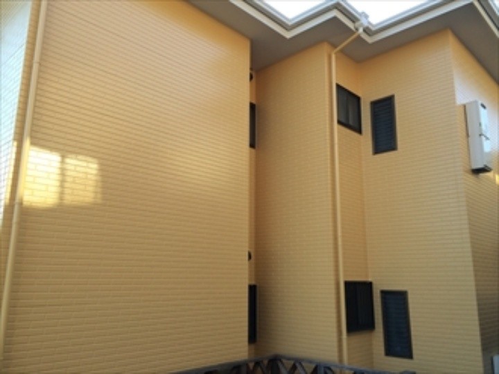 パーフェクトシリーズを用いた塗り替え工事後のアパートの外観