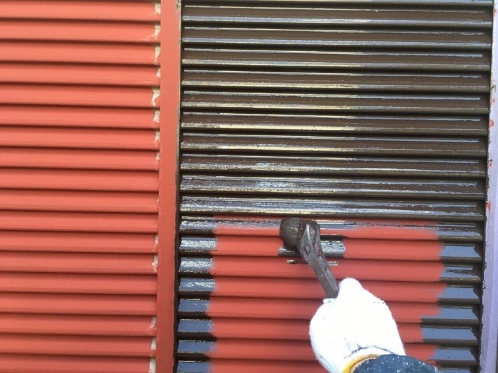 雨戸（付帯部）の上塗りにファインウレタンU100を使用