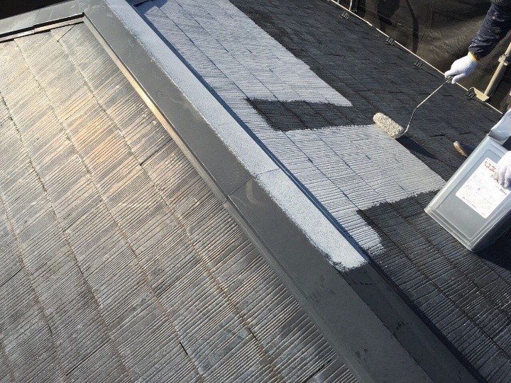 屋根塗装工事（下塗り）