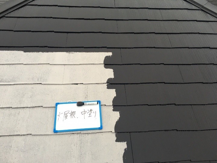 屋根塗装工事（中塗り）