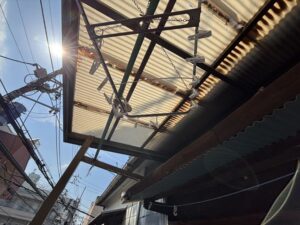 劣化した波板には注意