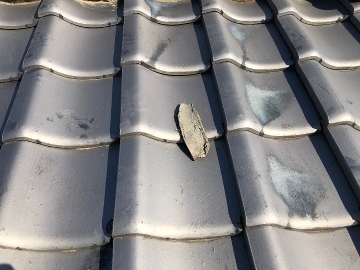 屋根面に落下したしっくい片