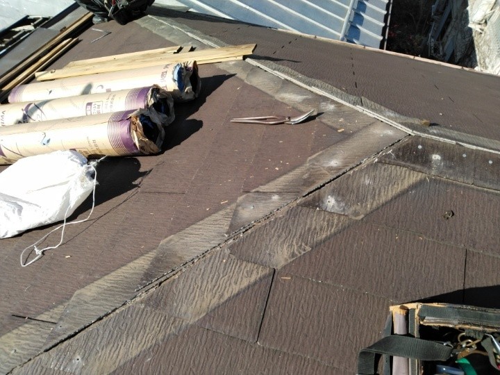 既存棟板金の撤去と下地の調整