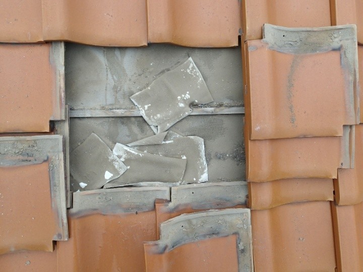 瓦下の防水紙の破れ