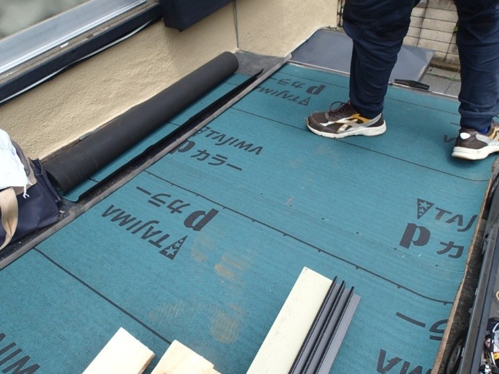 新しい野地板と防水紙の施工