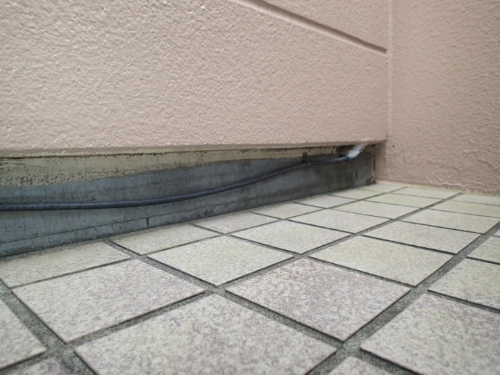 タイル仕上げと立ち上がり部の隙間