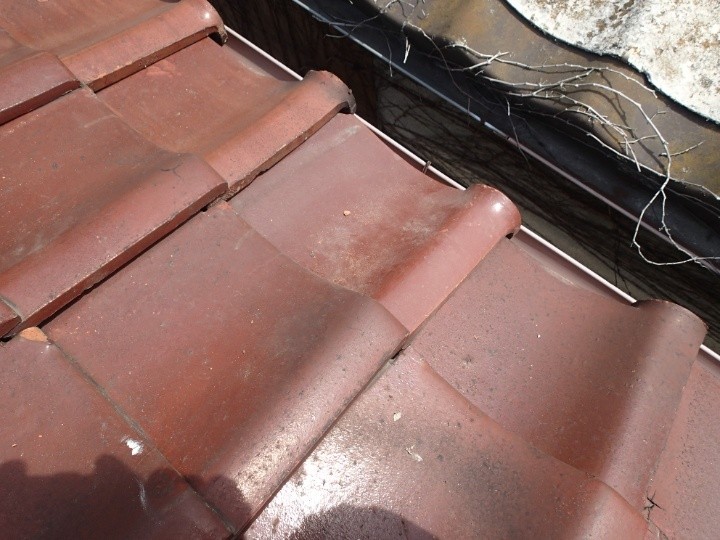 瓦屋根（平瓦・棟瓦）の一部を差し替え工事した外観