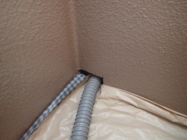 ベランダ内の配線取り回し