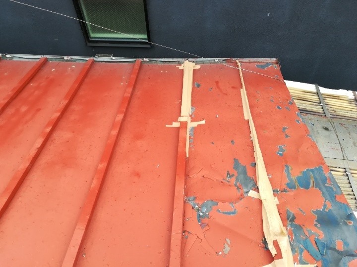 テープ補強が施された瓦棒部分の損傷