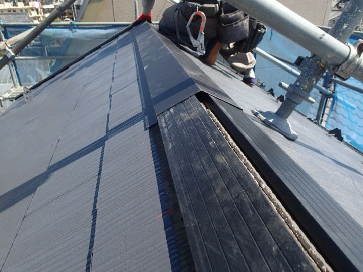 新しい棟板金の設置