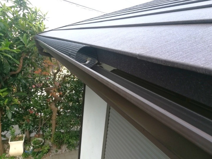 樋への落ち葉よけネット設置