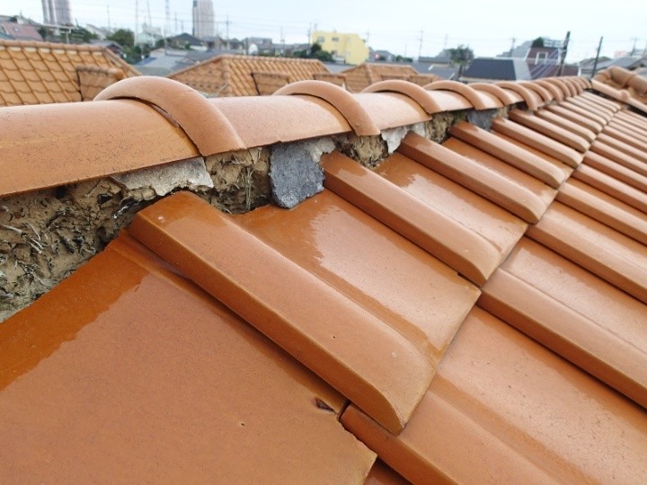 棟瓦の隙間と土台の劣化