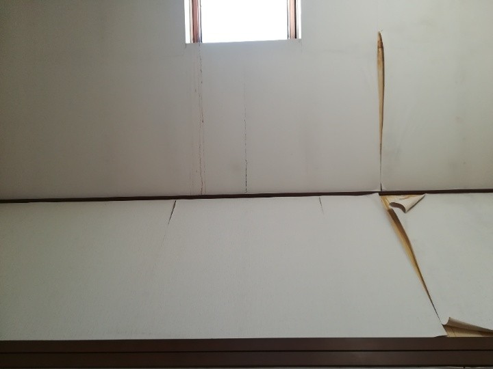 室内の壁紙の剥がれ