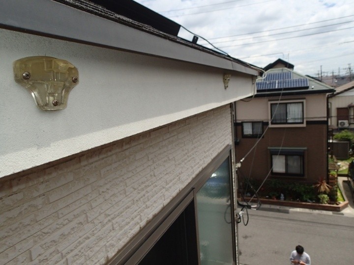 樹脂製の吊り金具が劣化し強度を失った状態