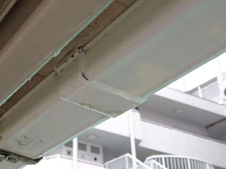 軒樋隙間の清掃とシーリング仕上げ