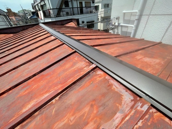 新しい棟板金の取り付け