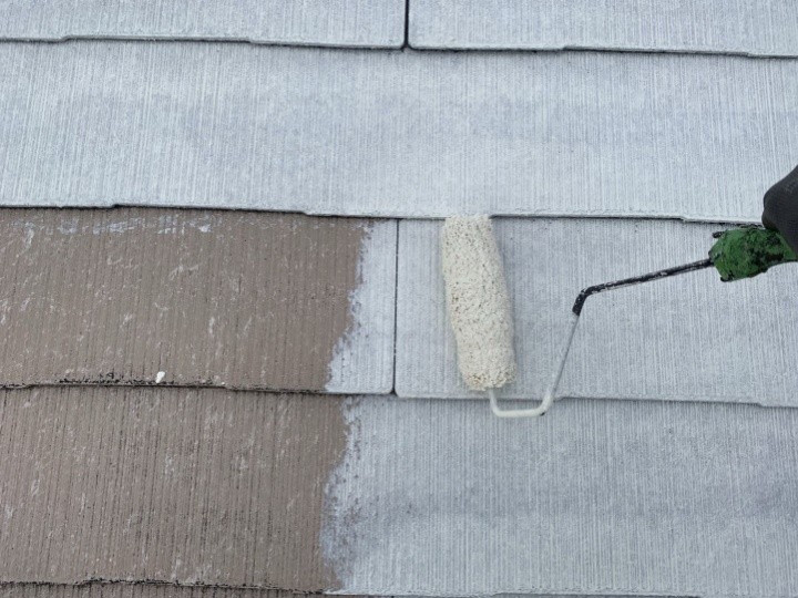 スレート屋根の下塗り作業