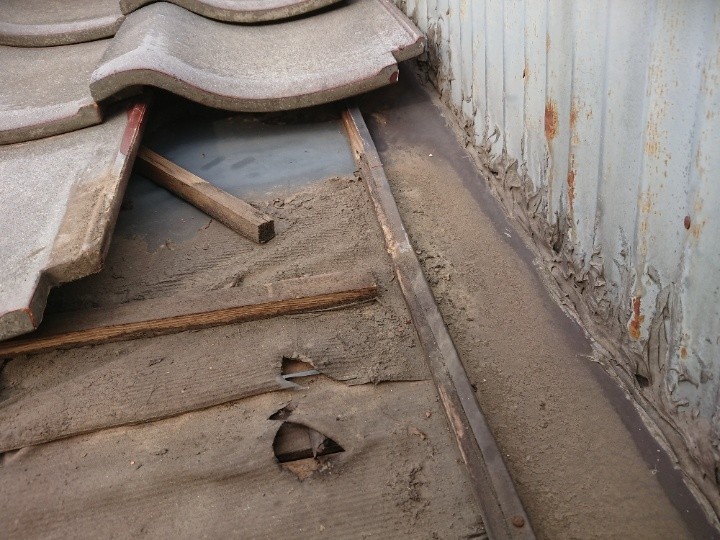 瓦をめくった際の下地の状態
