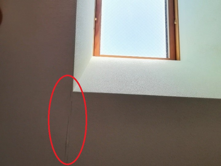 室内の雨染みを確認