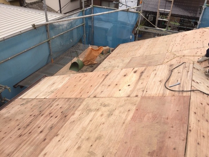 合板の増し張り作業