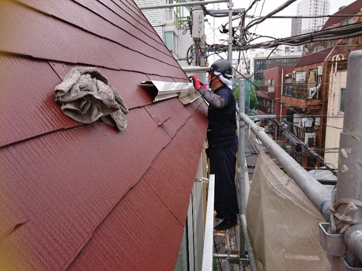 既存雨樋の取り外し作業