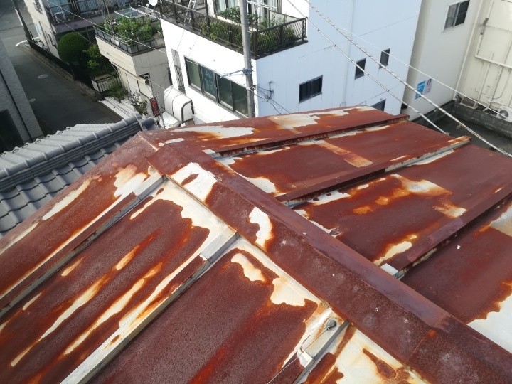 錆が全体に広がった瓦棒葺き屋根