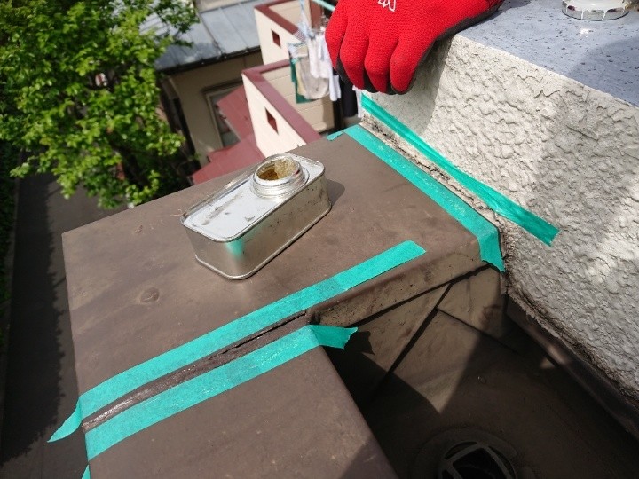 亀裂部分の養生とプライマー塗布