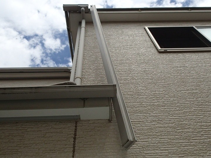 外壁に沿って設置された縦樋と軒樋の状況