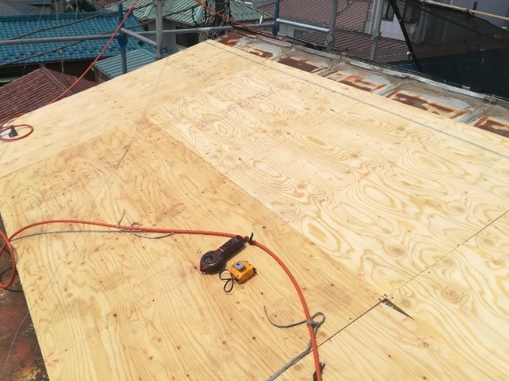 新しい下地をつくるための構造用合板の施工