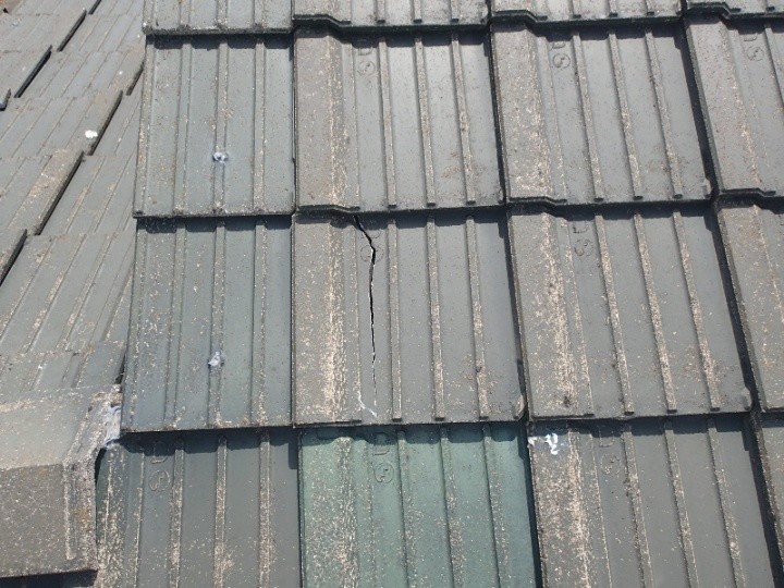 セメント瓦のひび割れ