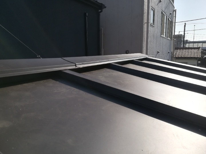 仕上げの棟板金取り付け