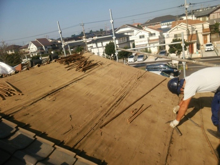 既存瓦の撤去と下地の確認