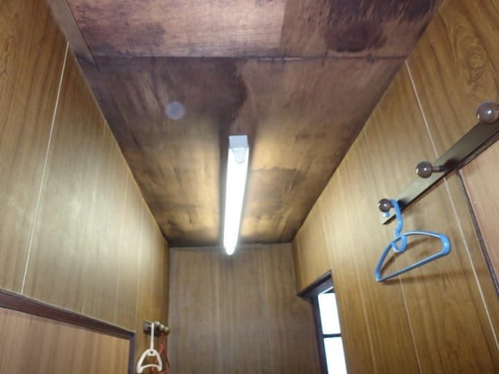 室内天井の雨染みを確認