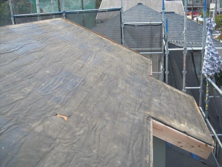 既存屋根材の撤去と下地確認