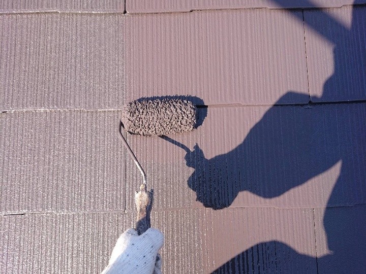 上塗り作業で美観と耐候性を強化