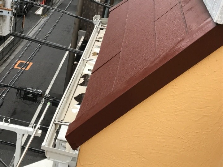 雹で穴の開いた雨樋の全景