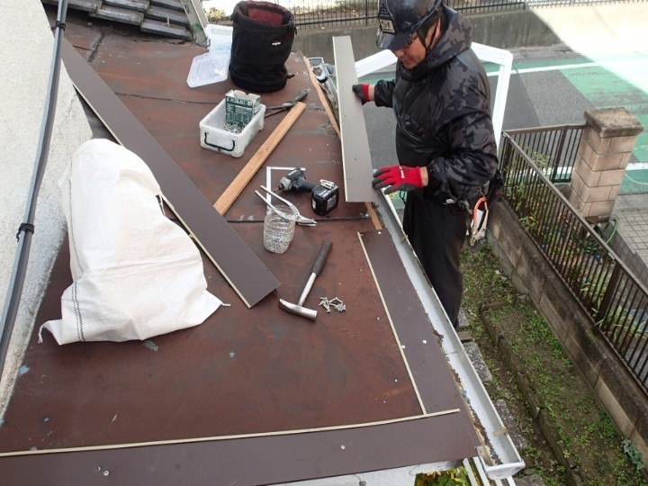 庇の下地補強と役物の取り付け