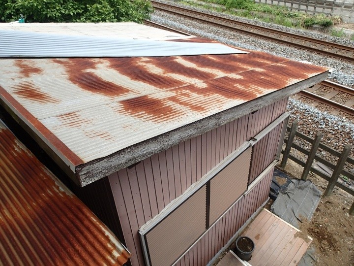 既存波板屋根の腐食状況